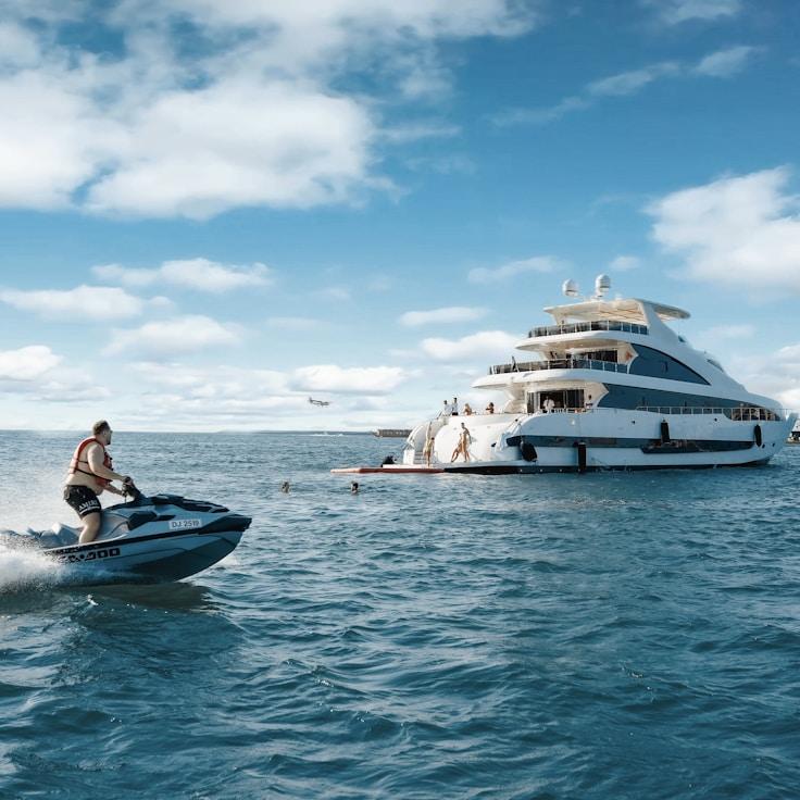 Deluxe dining on water